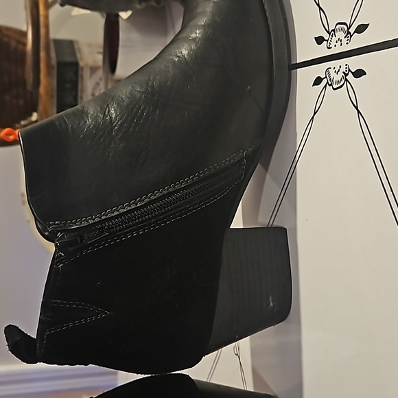 EUC black Earth booties. - Picture 4 of 9